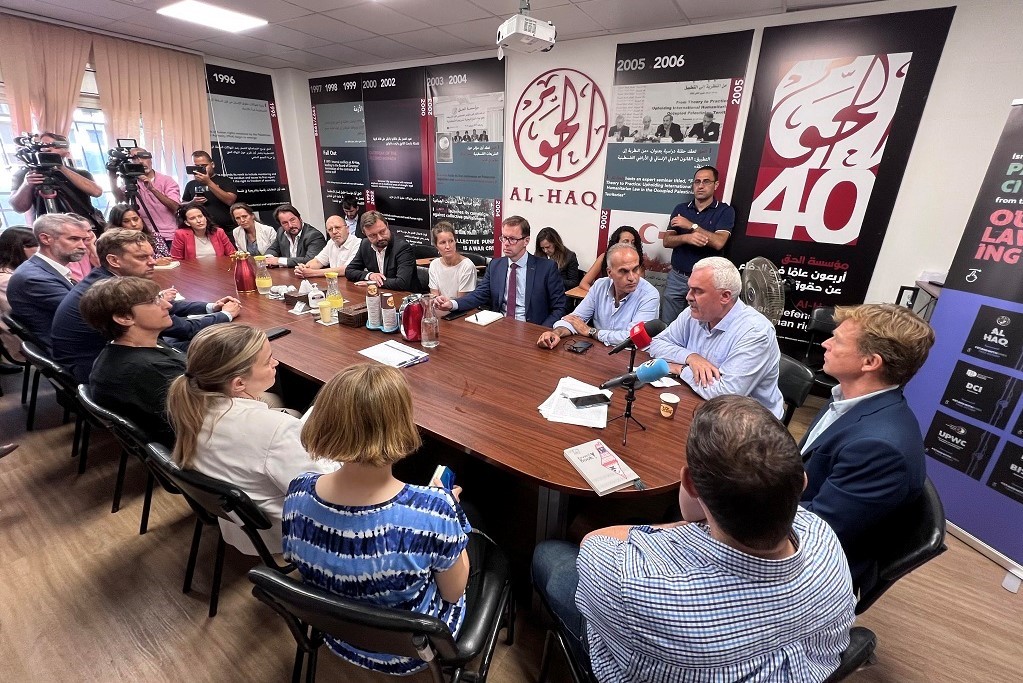 جانب من زيارة الوفد الدبلوماسي لمؤسسة الحق في رام الله (تصوير: وفا)