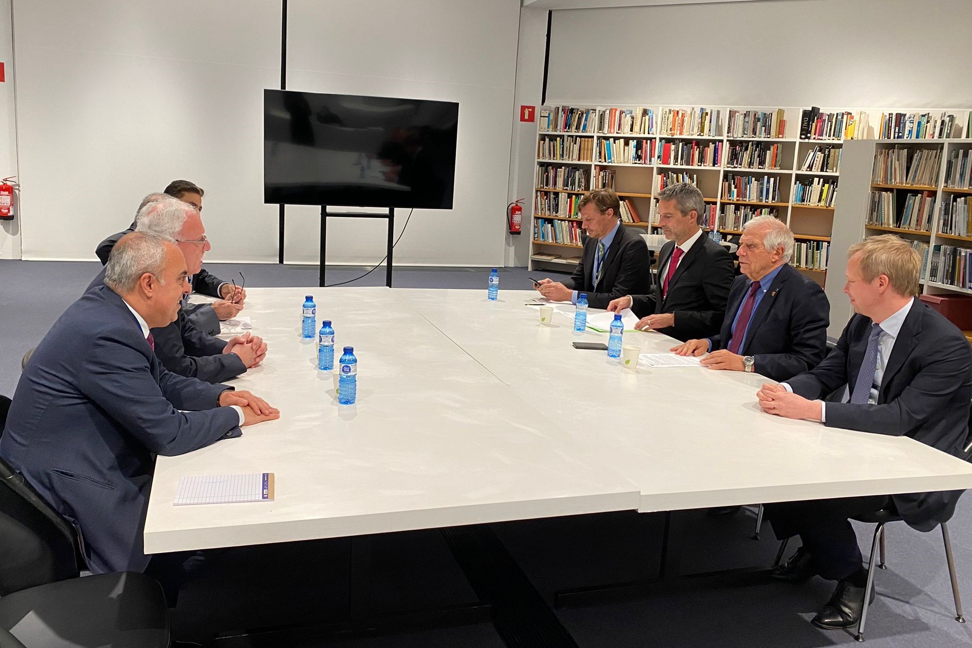 جانب من لقاء وزير الخارجية والمغتربين رياض المالكي مع الممثل الأعلى للسياسة الخارجية والأمنية للاتحاد الأوروبي جوزيب بوريل في برشلونة