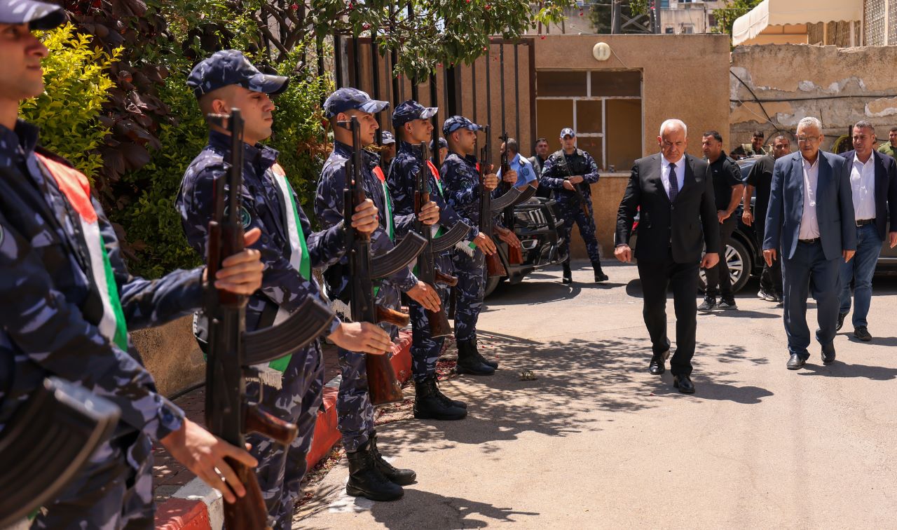 جانب من جولة وزير الداخلية اللواء زياد هب الريح في محافظة طولكرم 