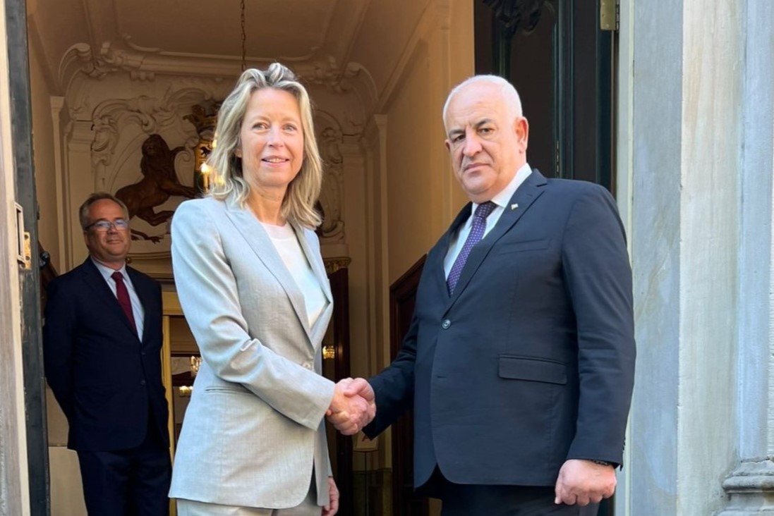 وزير الداخلية اللواء زياد هب الريح يلتقي وزيرة الدفاع الهولندية كايسا اولونجرين