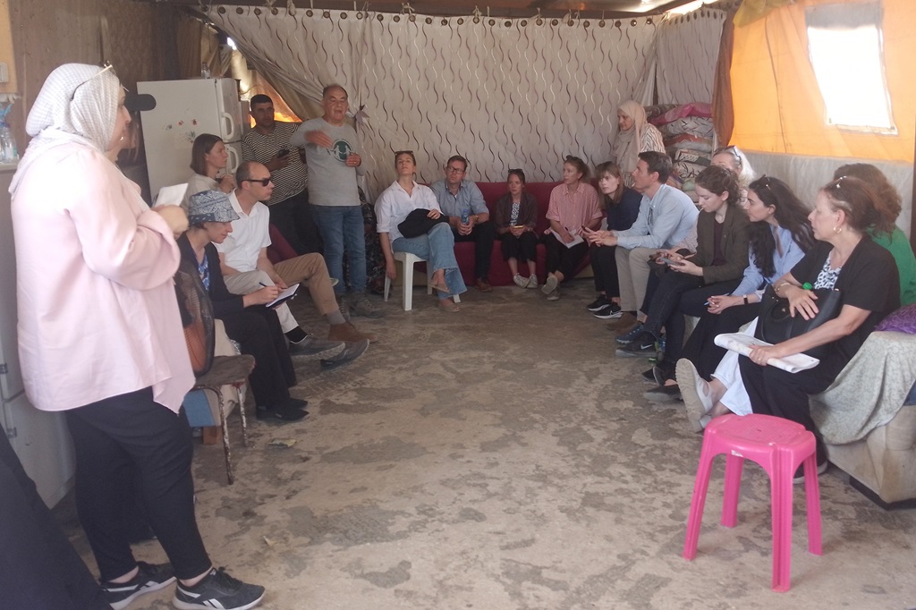 جانب من لقاء الوفد الدبلوماسي مع المواطنين في تجمعات الأغوار الشمالية (تصوير: الحارث الحصني/وفا)