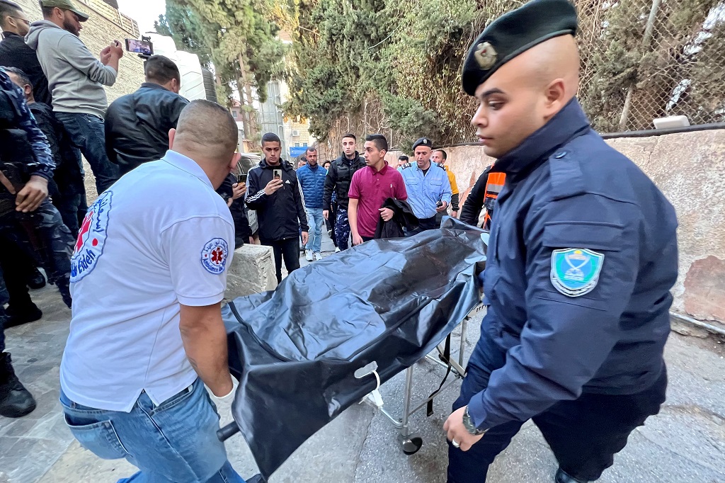 وصول جثمان الشهيد الفتى هيثم مبارك إلى مجمع فلسطين الطبي في رام الله 