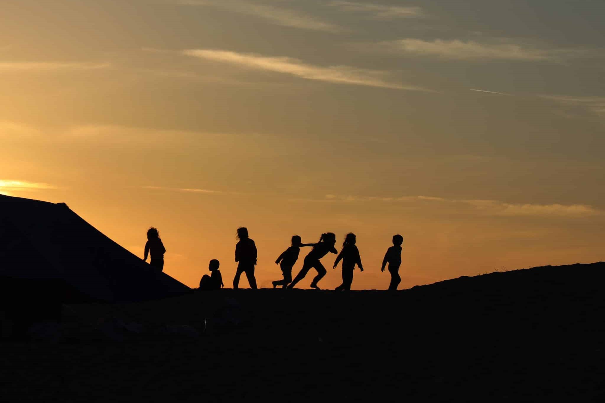 أطفال في مخيم للنازحين في رفح جنوب قطاع غزة (تصوير: اليونيسف)