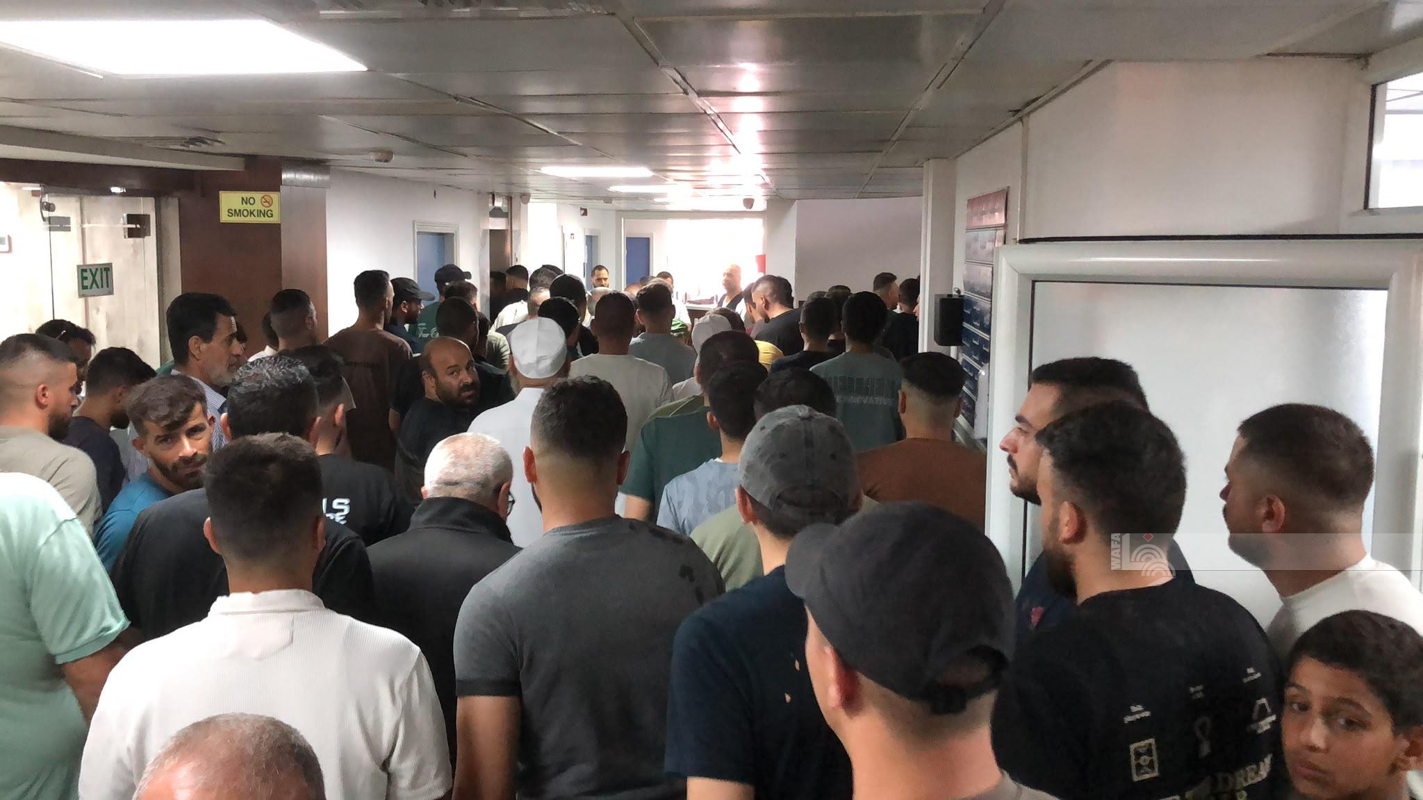 توافد المشيعون إلى المستشفى لإلقاء نظرة الوداع الأخيرة على الشبان الأربعة (تصوير: وفا)