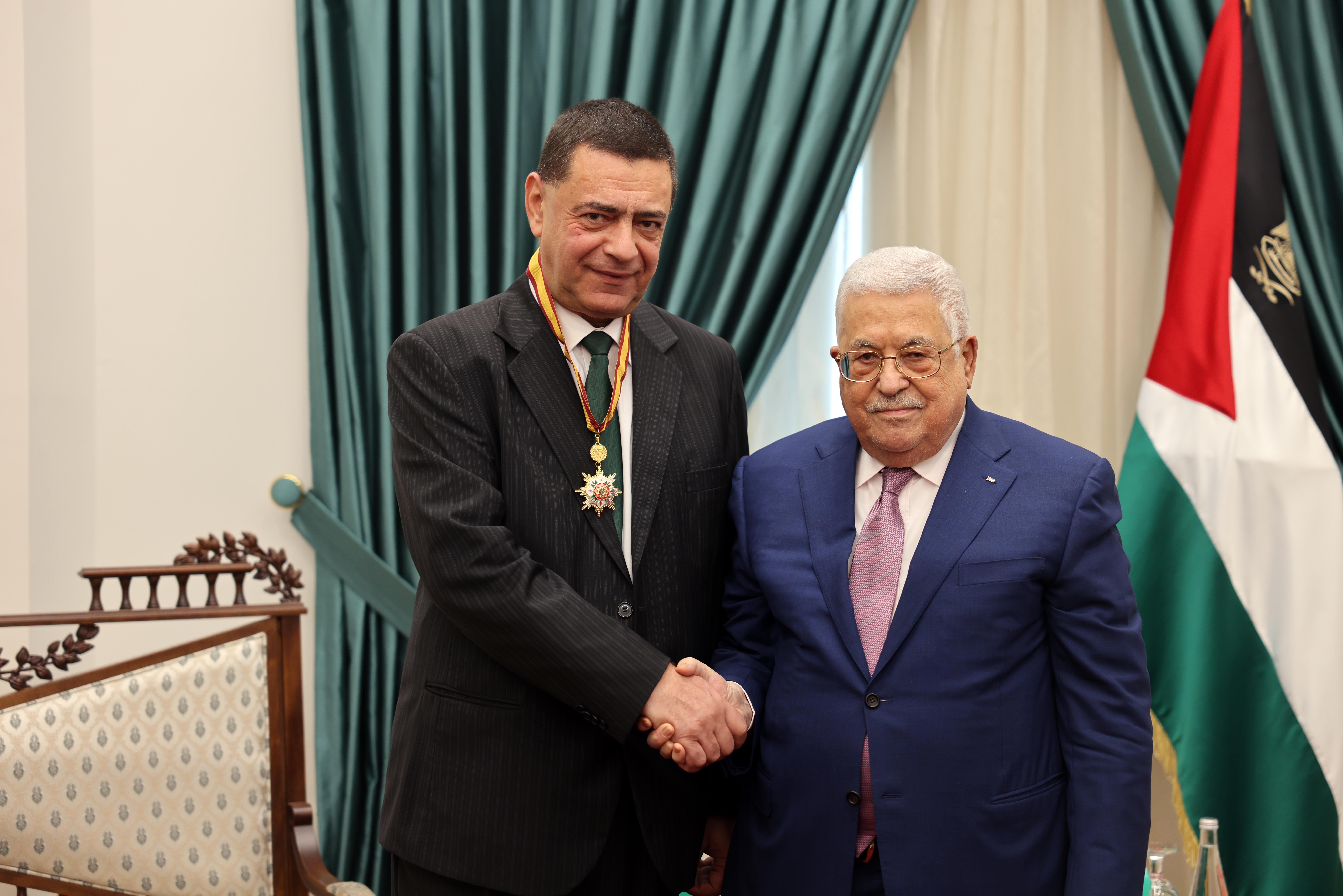 الرئيس يمنح سفير رومانيا لدى فلسطين كتلين تيرليا وسام نجمة الصداقة (تصوير: ثائر غنايم)