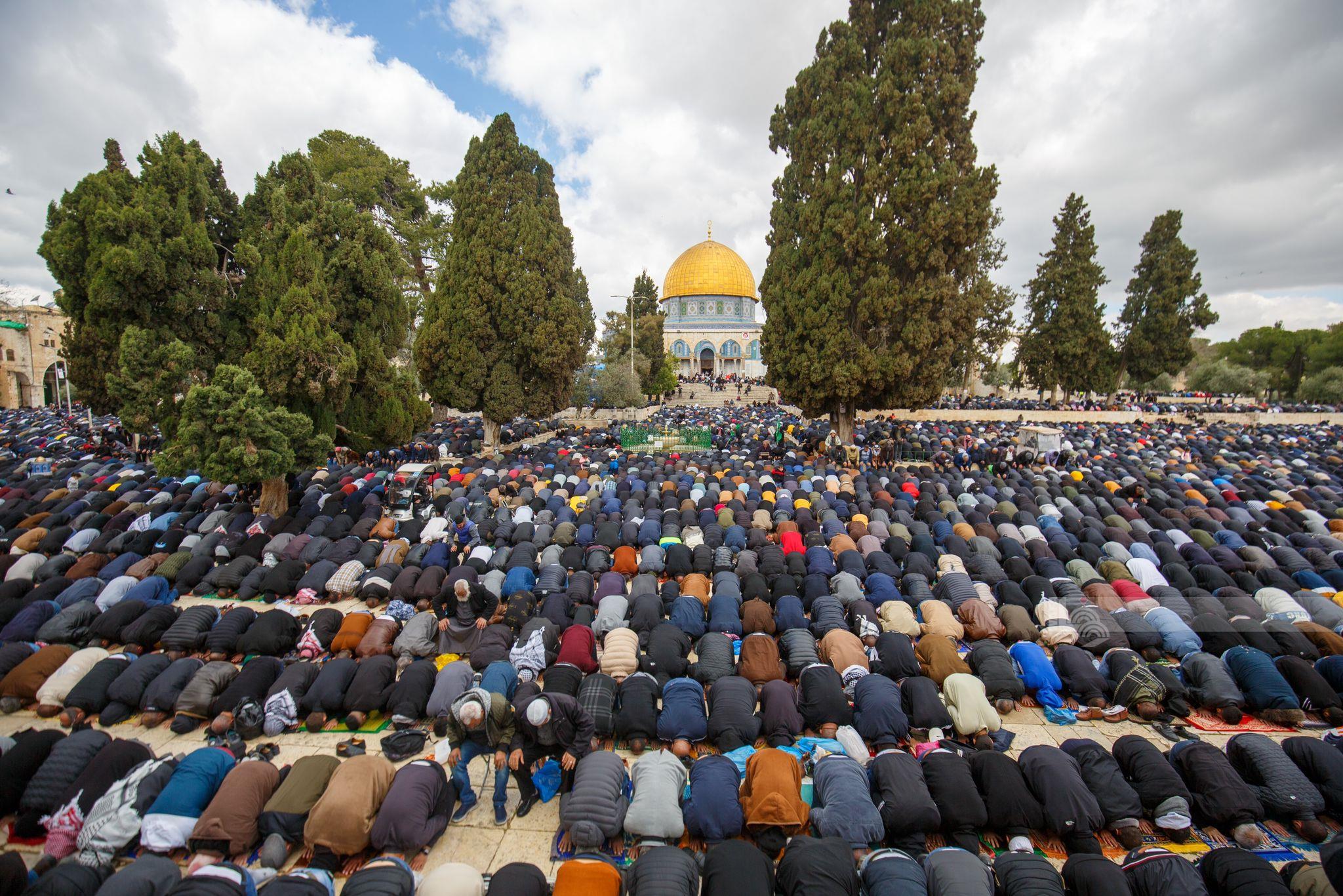 مواطنون يؤدون صلاة الجمعة الثانية من شهر رمضان  في رحاب المسجد الأقصى (وفا)