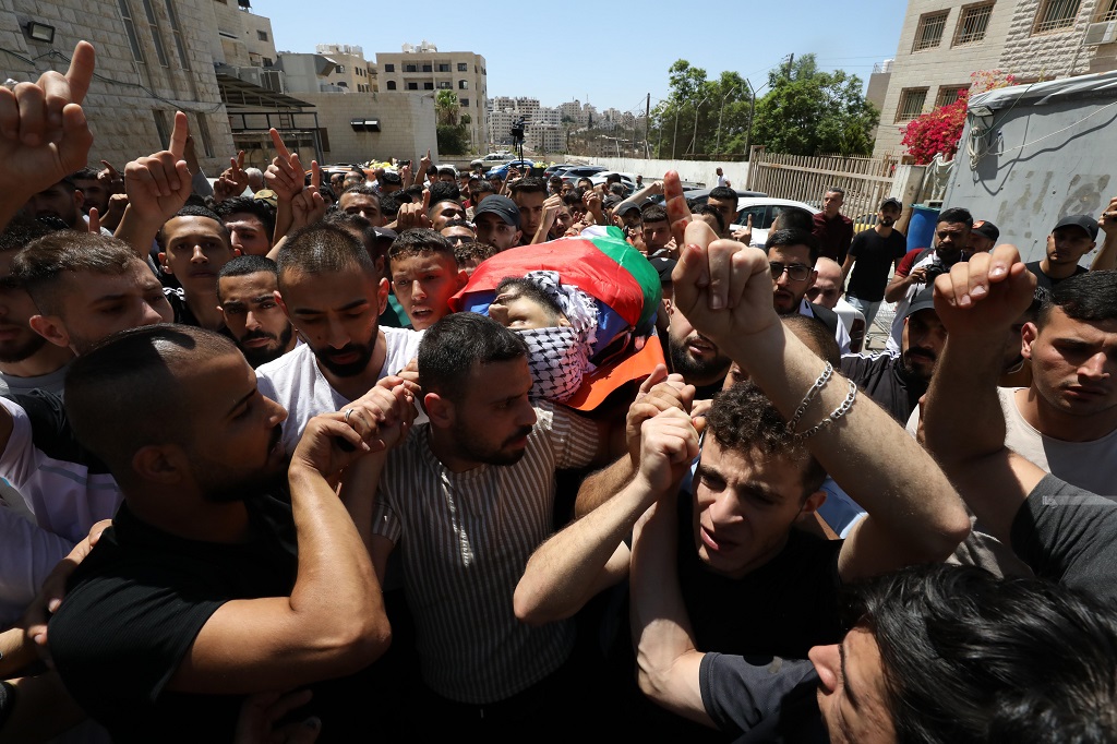 تشييع جثمان الشهيد محمد ندى (23 عاما) إلى مثواه الأخير في مخيم العين بمدينة نابلس (تصوير: محمد منصور/وفا)