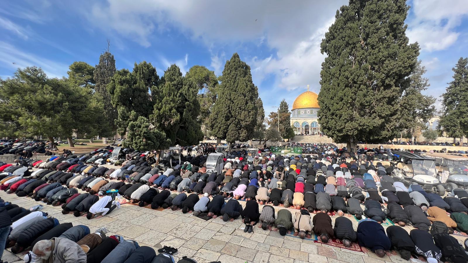 مواطنون يؤدون صلاة الجمعة  في رحاب المسجد الأقصى المبارك (وفا)