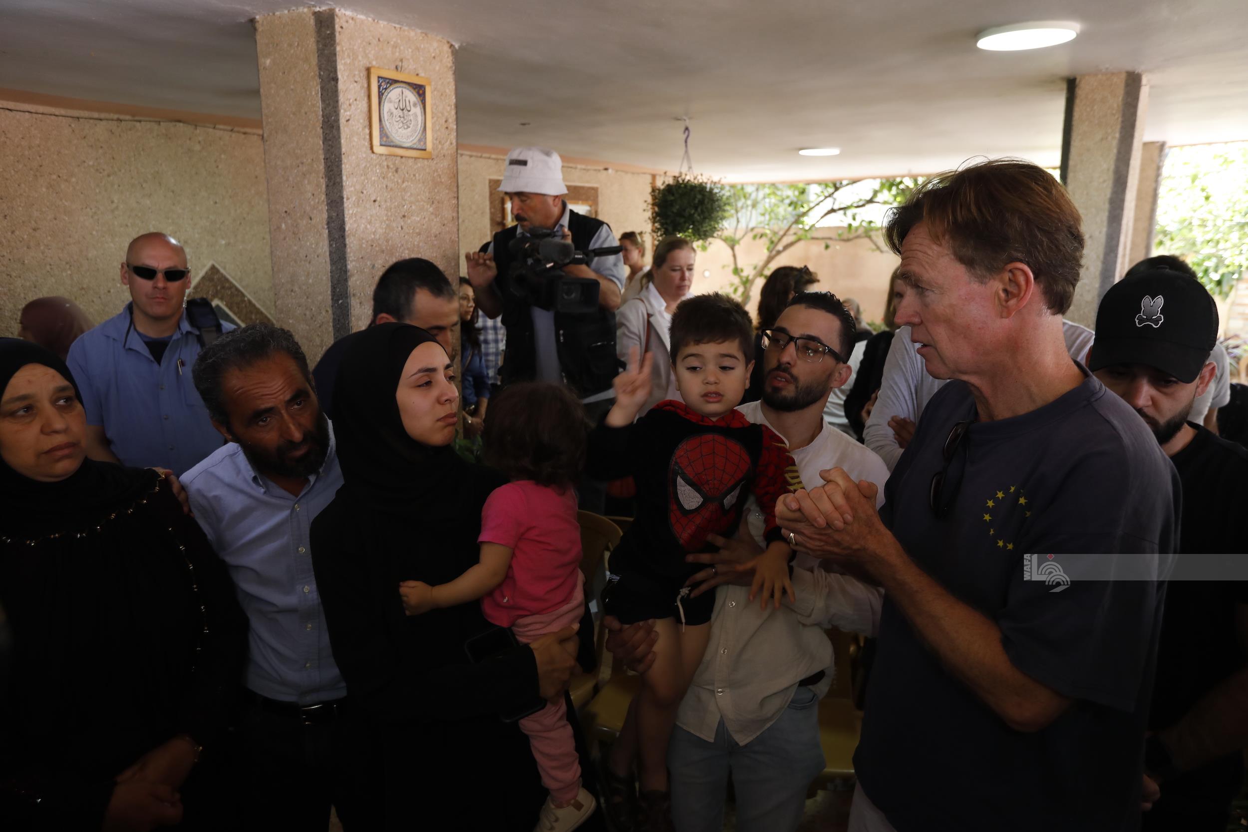 بورغسدورف خلال لقائه عائلة الشهيد عمر جبارة في ترمسعيا (تصوير: حمزة شلش/وفا)