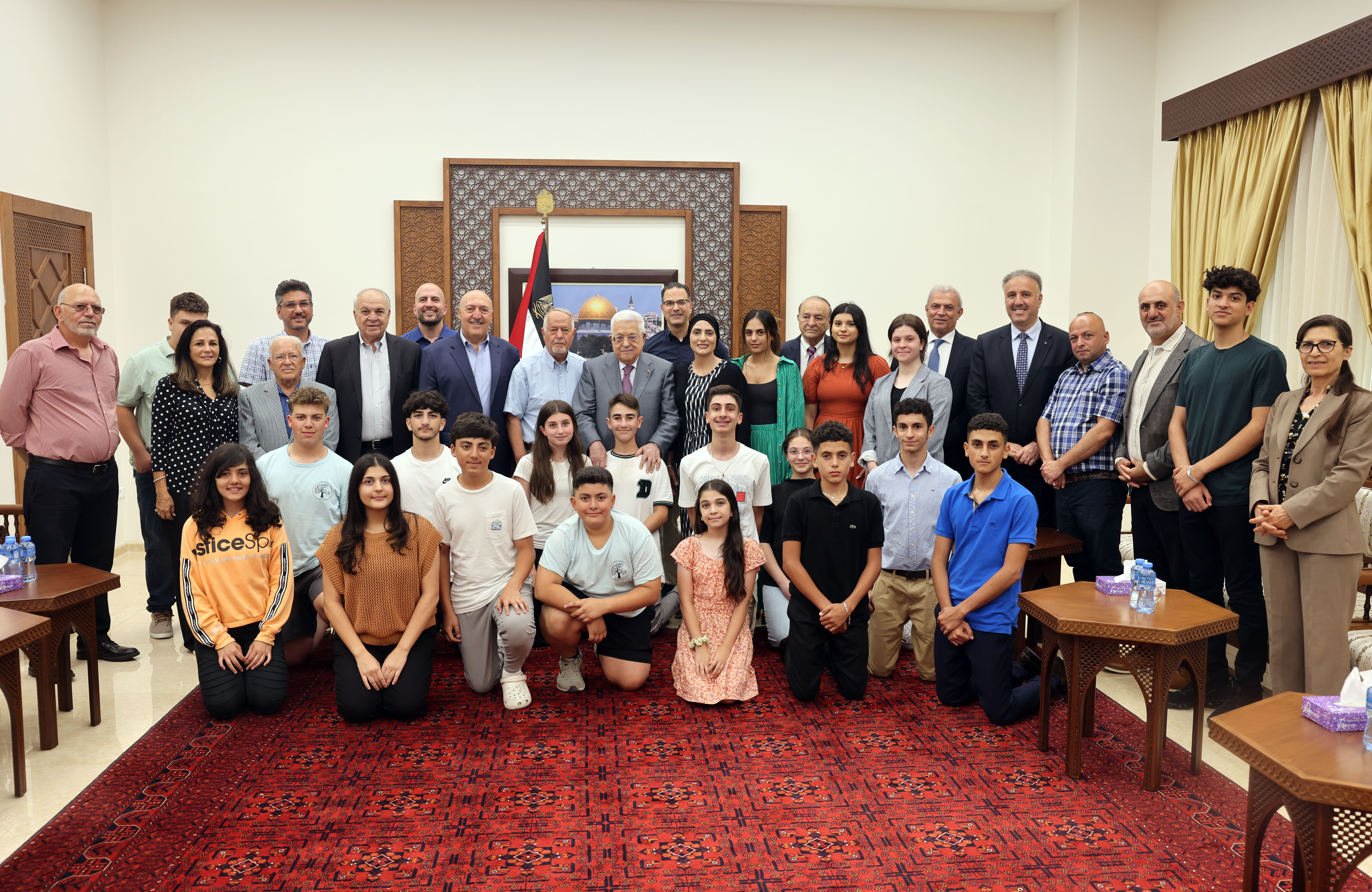 الرئيس خلال استقباله وفد جمعية أبناء البيرة في الولايات المتحدة الأميركية (تصوير: ثائر غنايم) 