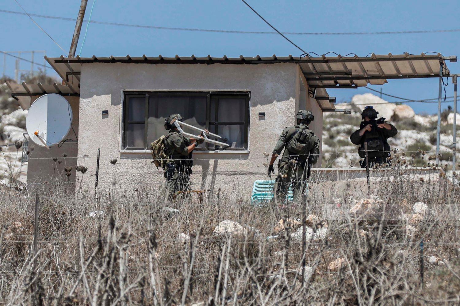 قوات الاحتلال الإسرائيلي تحاصر منزلا في قرية كفر قود غرب مدينة جنين (تصوير: محمد منصور/وفا)