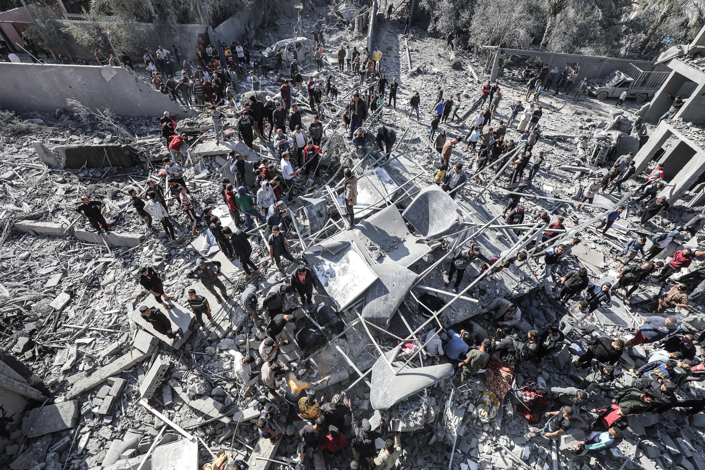  مواطنون يبحثون عن ذويهم بين الركام بعد قصف الاحتلال منازلهم في دير البلح (تصوير: وفا)