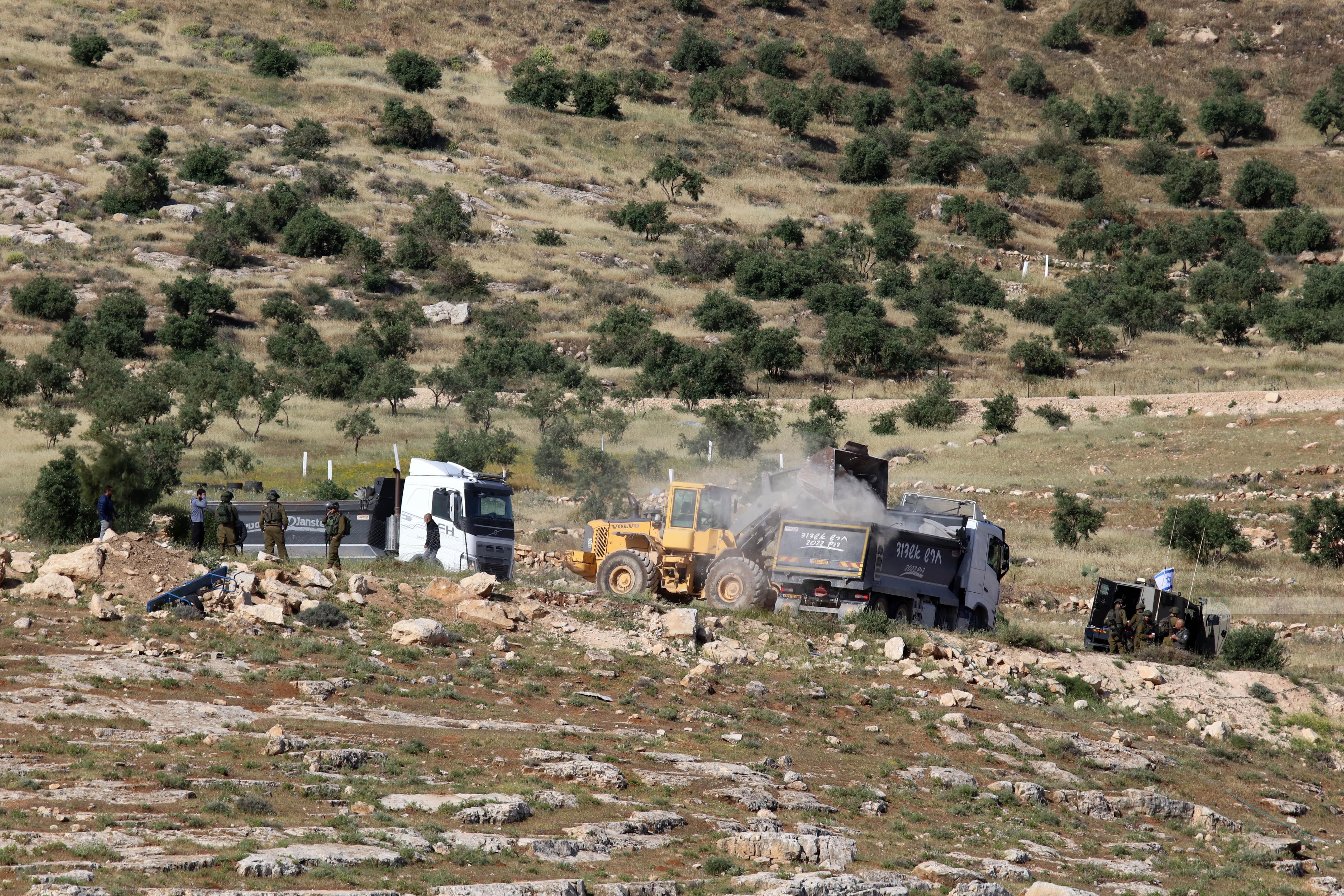 قوات الاحتلال خلال هدمها مدرسة "التحدي 5" الأساسية بمنطقة "جب الذيب" شرق بيت لحم في السابع من شهر أيار الجاري (تصوير: أحمد مزهر/وفا)