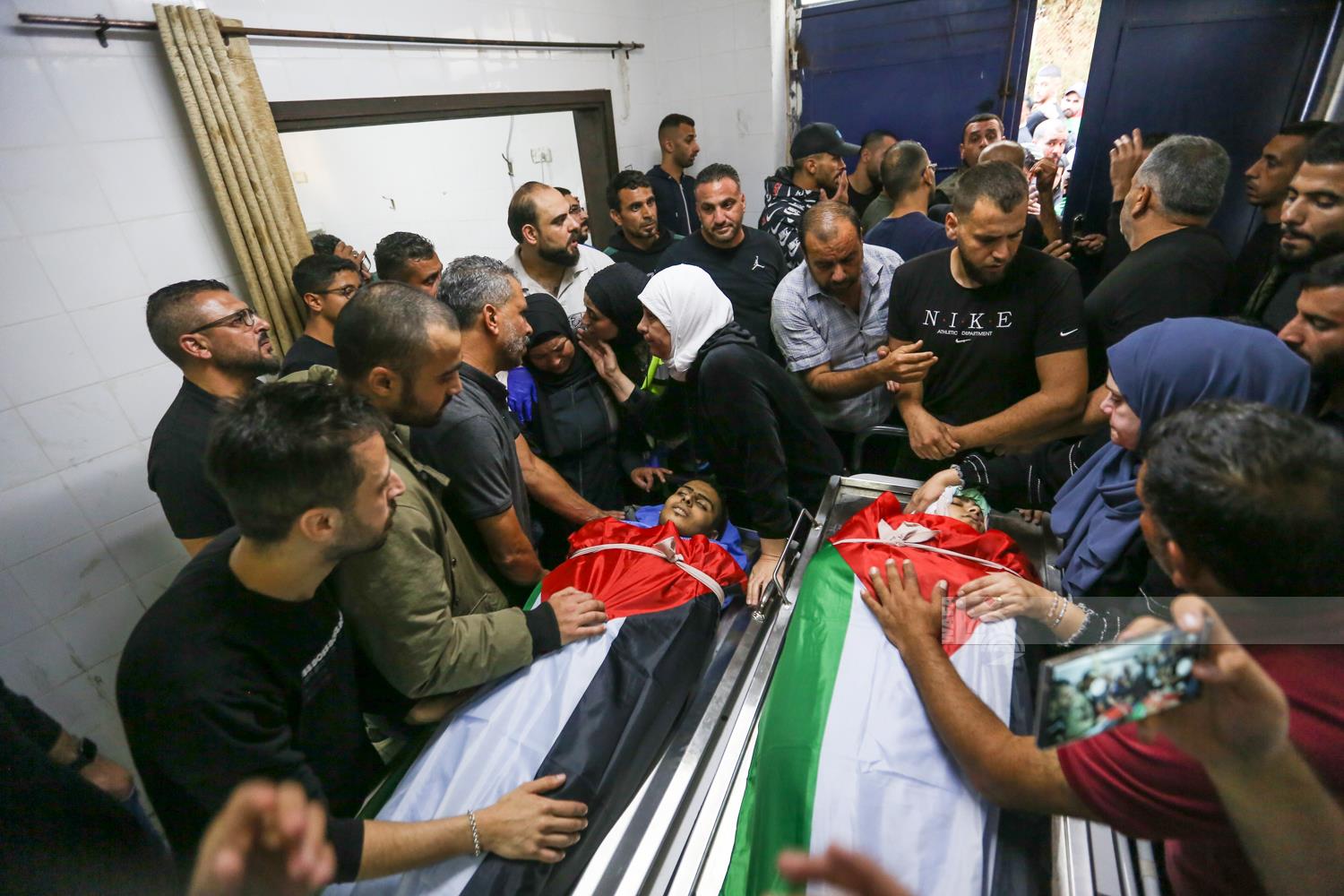جانب من وداع الطفلين الشهيدين قيس شلش وخليل خليل في مجمع فلسطين الطبي برام الله (تصوير: محمد أبو زيد/وفا)