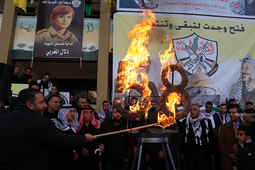 جانب من إيقاد شعلة انطلاقة الثورة خلال المهرجان (تصوير: أحمد مزهر/وفا)
