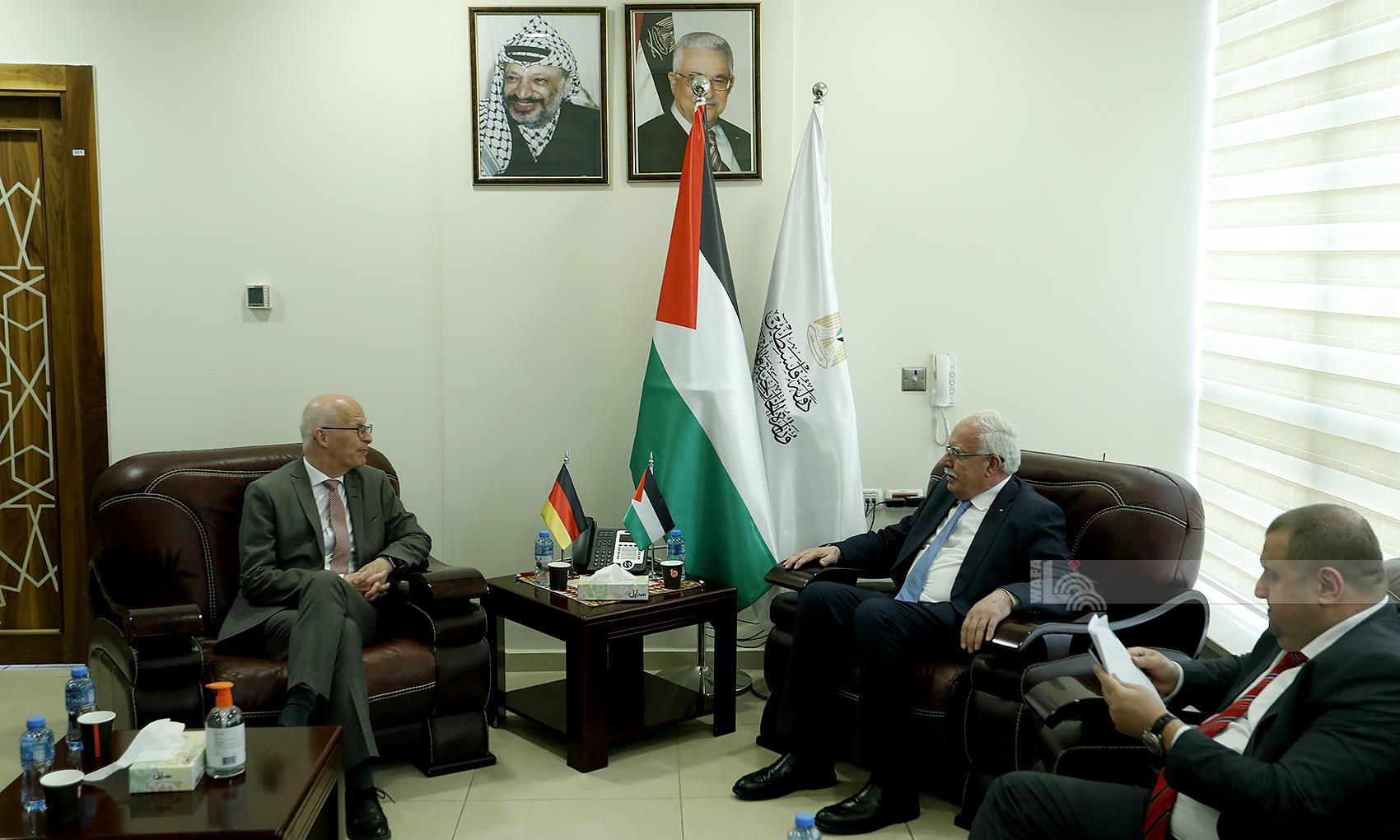 المالكي خلال لقائه رئيس المجلس الاتحادي الألماني (البوندسرات) بيتر تشنستشر (تصوير: حذيفة سرور/ وفا)