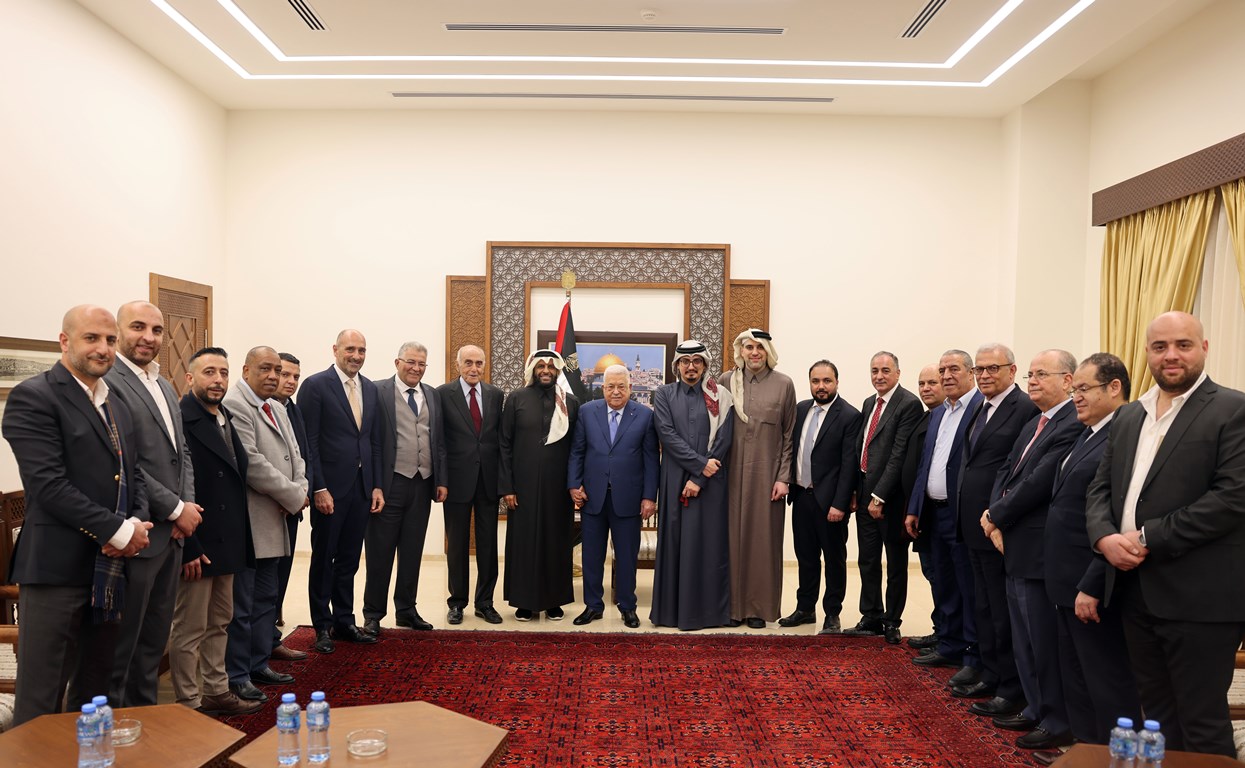 الرئيس خلال استقباله رئيس مجلس الأمناء بالصناديق الإنسانية لمنظمة التعاون الإسلامي والوفد المرافق (تصوير: ثائر غنايم)