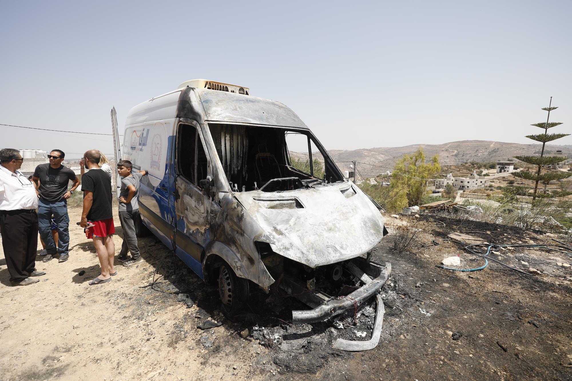 إحراق مركبات في هجوم سابق للمستعمرين على بلدة عطارة (أرشيف: وفا)