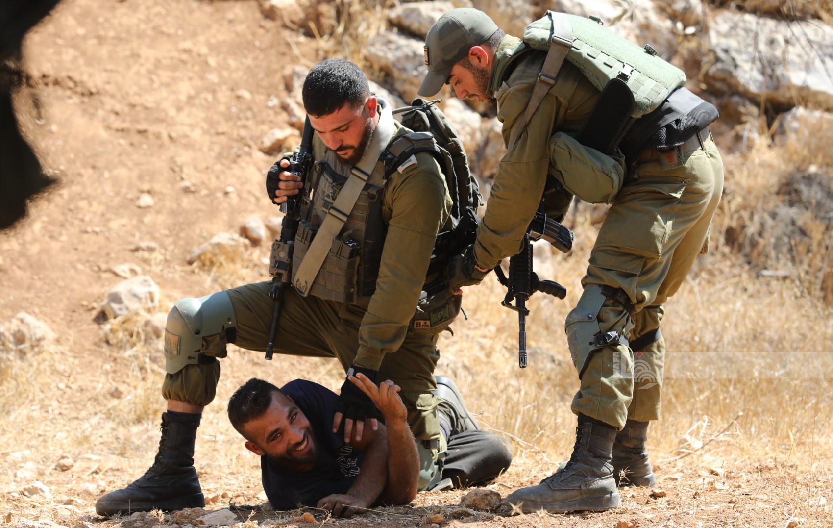 جنود الاحتلال الإسرائيلي يعتدون على مواطن في بلدة دورا جنوب الخليل (تصوير: مشهور وحواح/وفا)