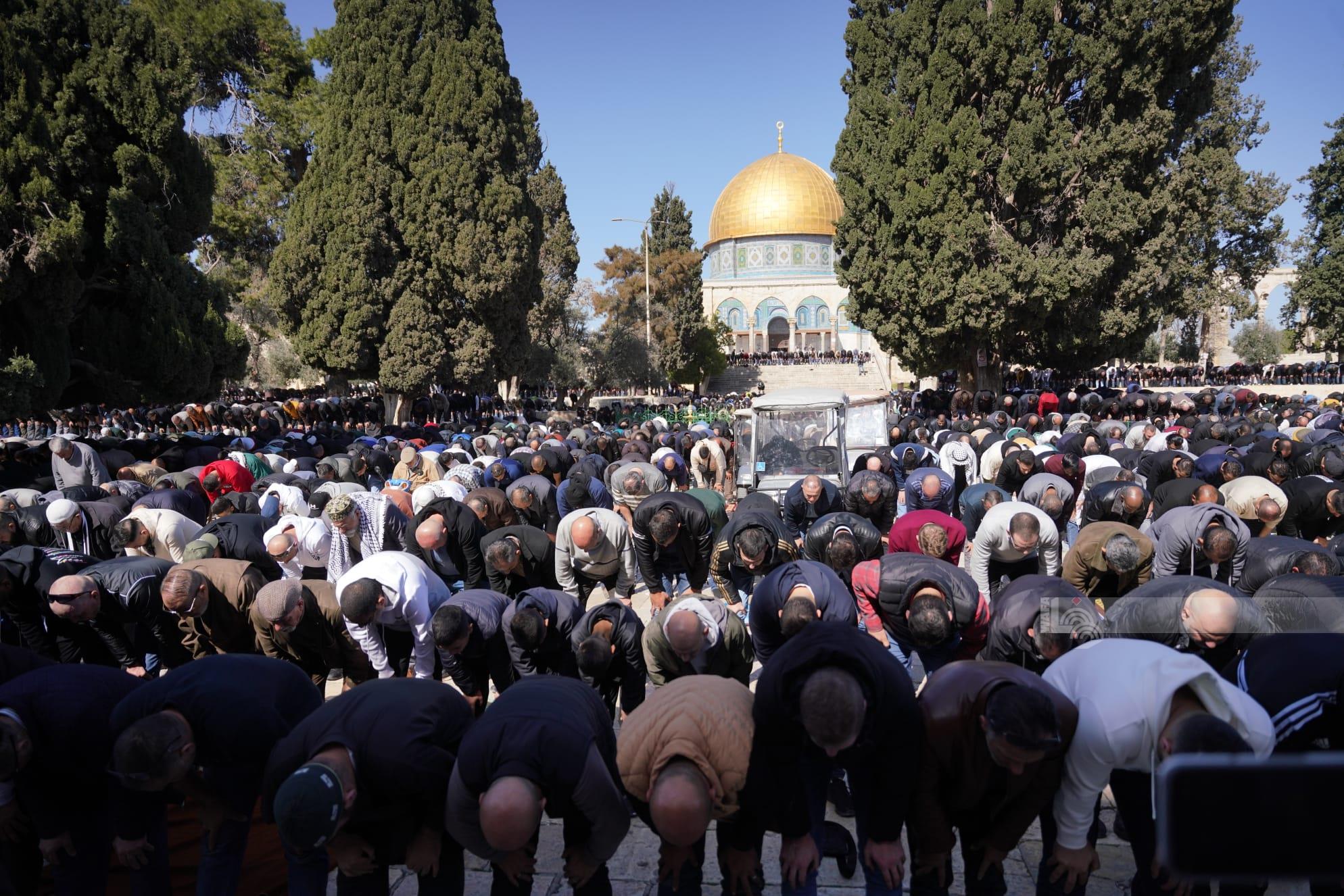 مواطنون يؤدون صلاة الجمعة  في رحاب المسجد الأقصى المبارك (وفا)