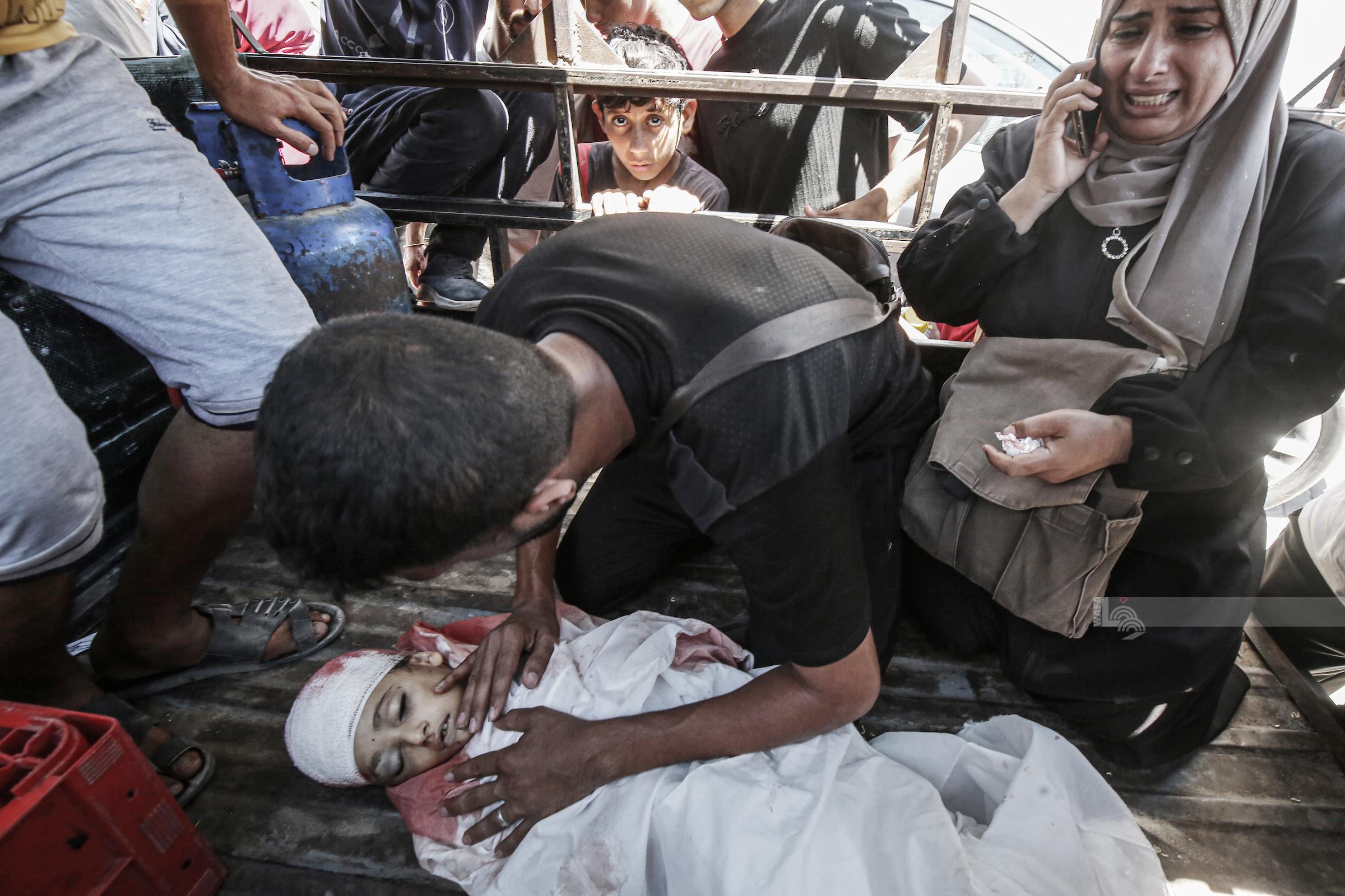 تشييع جثمان الشهيدة الطفلة حور أبو الروس (4 سنوات) التي ارتقت في قصف الاحتلال لمنزل في النصيرات وسط قطاع غزة