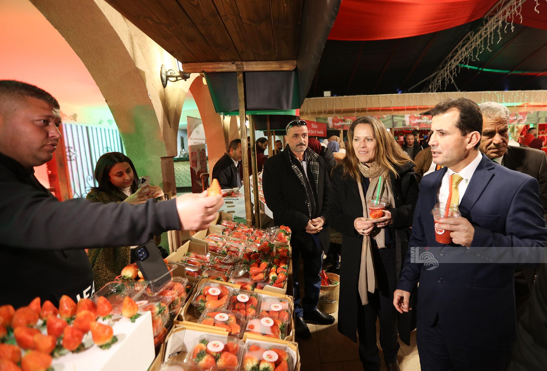 جانب من فعاليات "يوم الفراولة" في رام الله-تصوير "وفا"