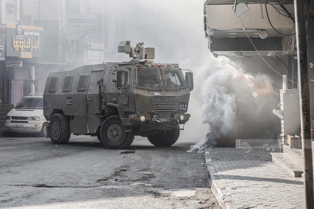 قوات الاحتلال الإسرائيلي تواصل اقتحامها لمدينة جنين ومخيمها منذ عصر الإثنين (تصوير: محمد منصور/وفا)