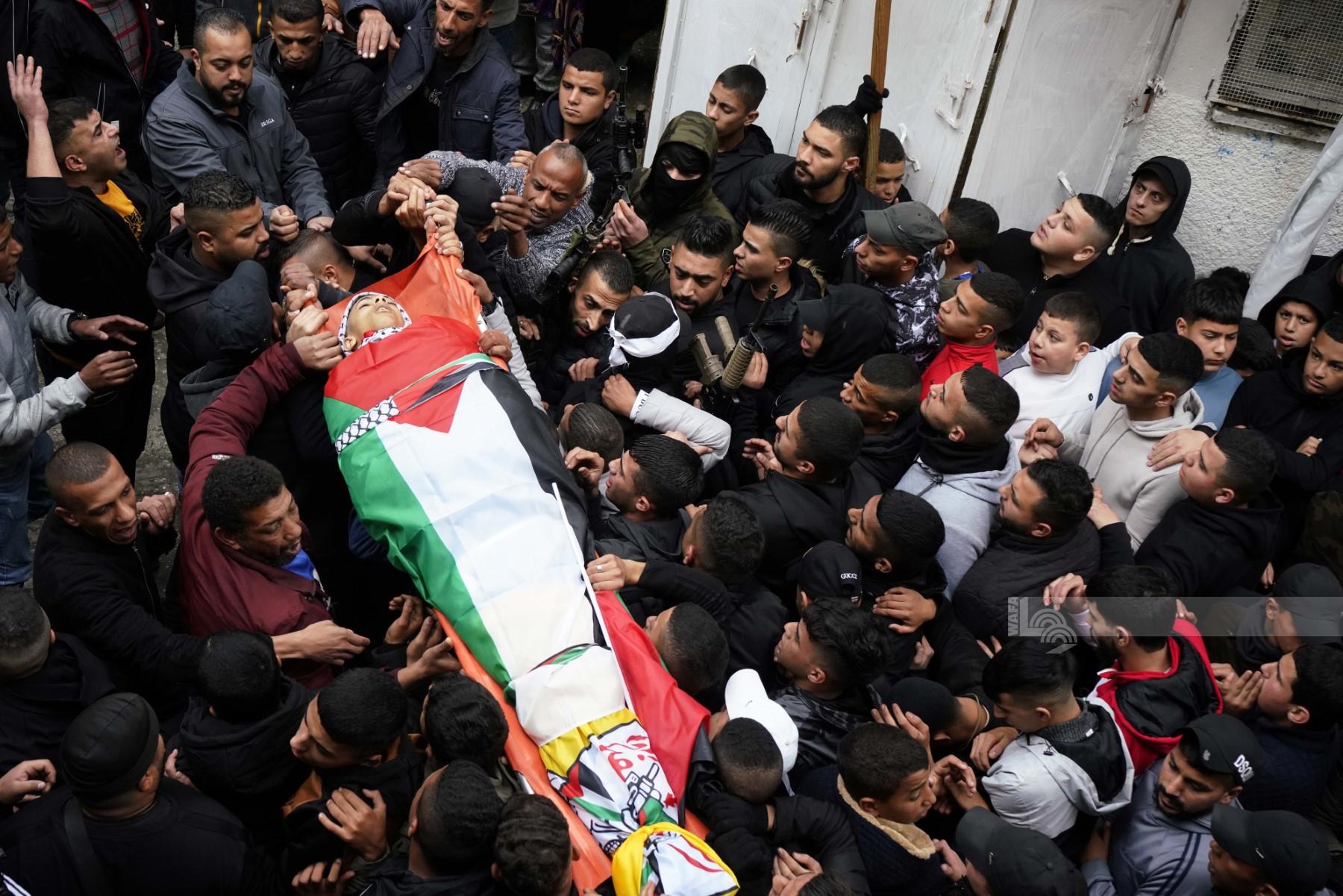 تشييع جثمان الشهيد عامر أبو زيتون ( 16 عاما) لمثواه الاخير في مخيم بلاطة شرق نابلس.(عدسة: محمد منصور/وفا)