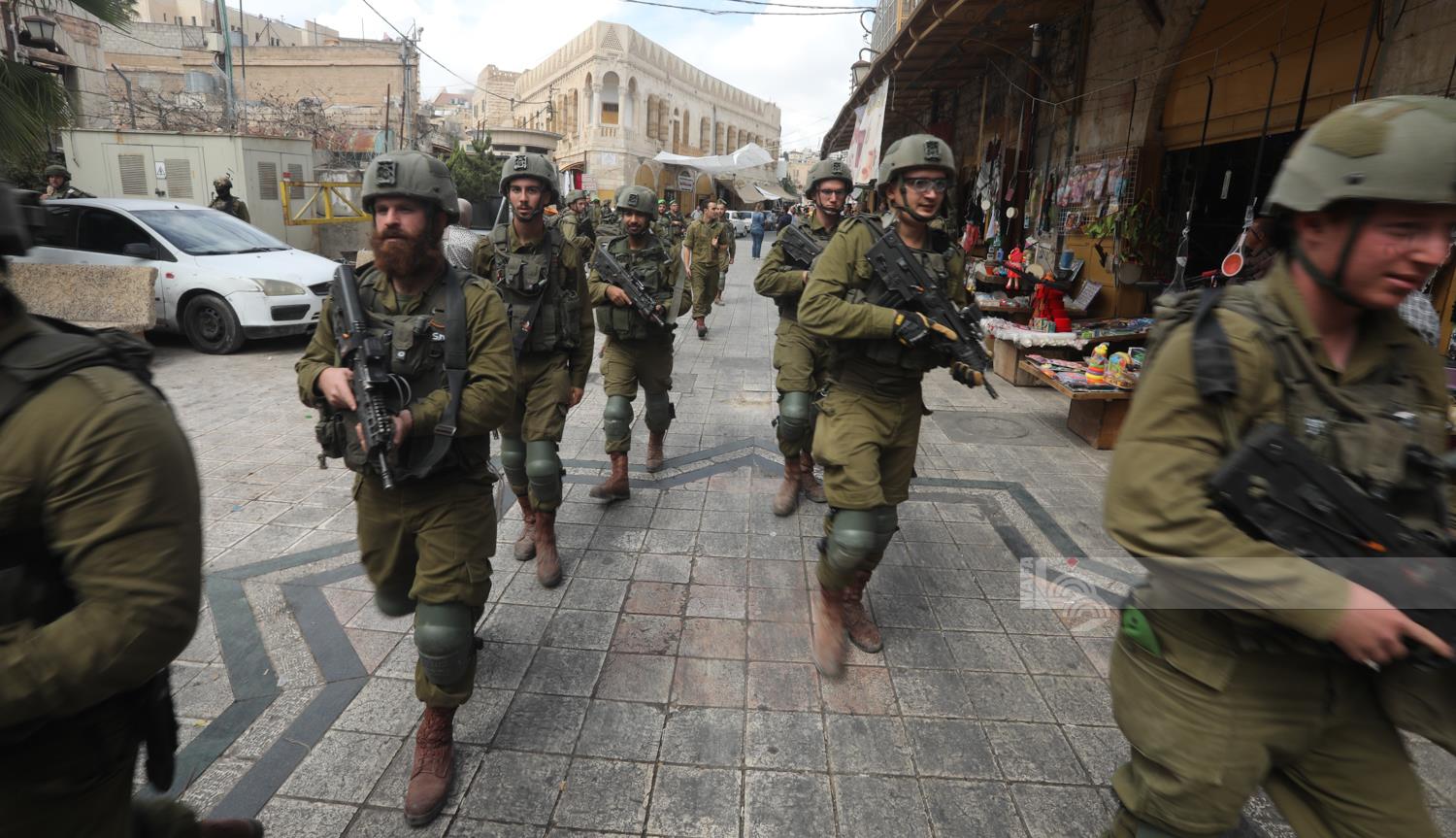 قوات الاحتلال الإسرائيلي تقتحم مدينة الخليل (تصوير: مشهور وحواح/وفا)