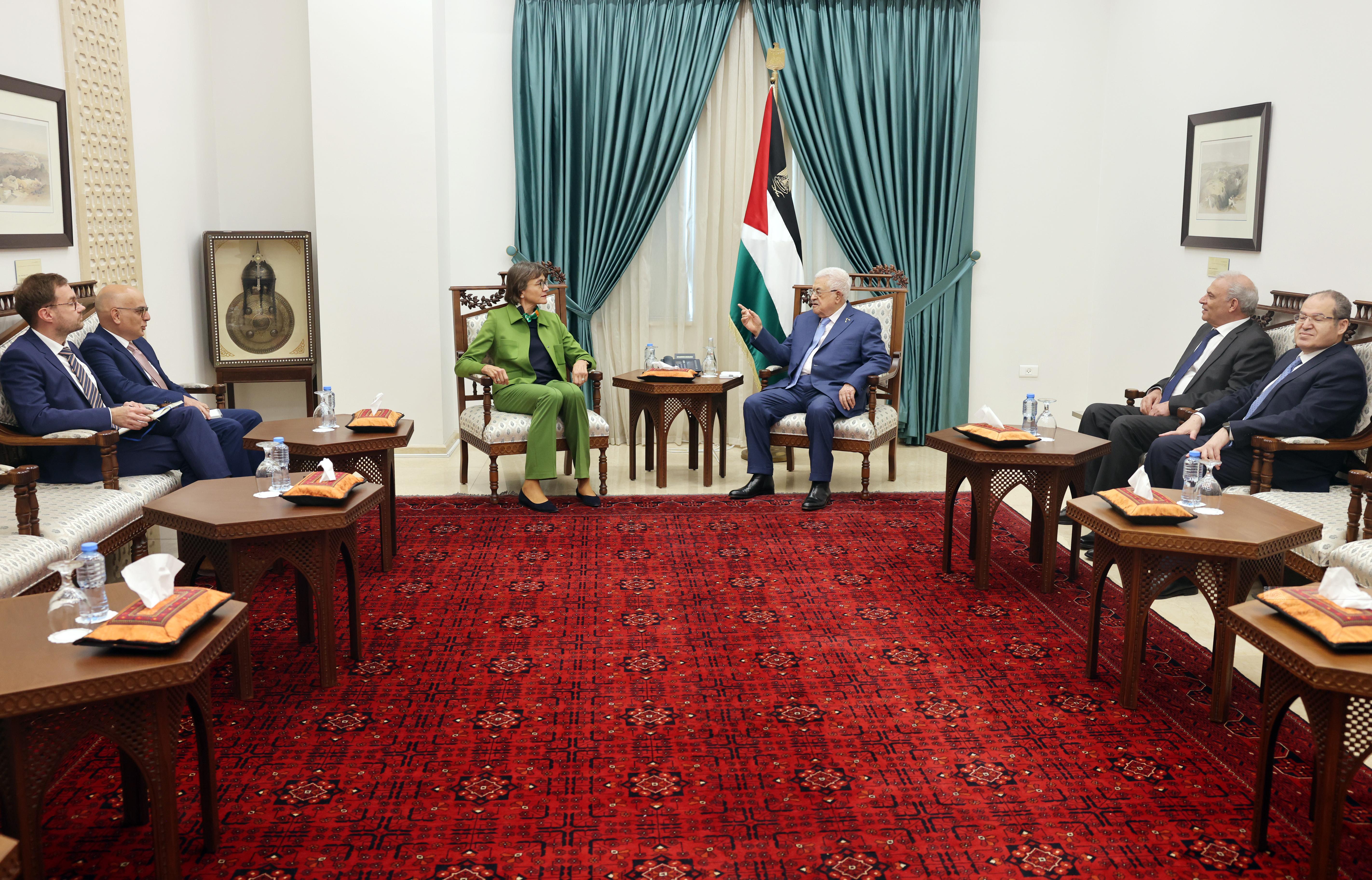 الرئيس محمود عباس يستقبل رئيسة مكتب تمثيل جمهورية ألمانيا انكي شليم