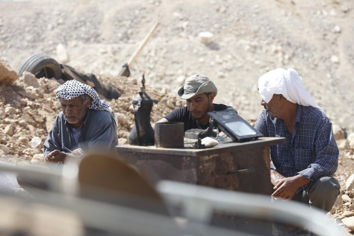 قوات الاحتلال تهدم مساكن صفيح وبركسات للأغنام في تجمع بدوي الوادي الأحمر بالأغوار الوسطى (تصوير: سليمان أبو سرور/وفا)