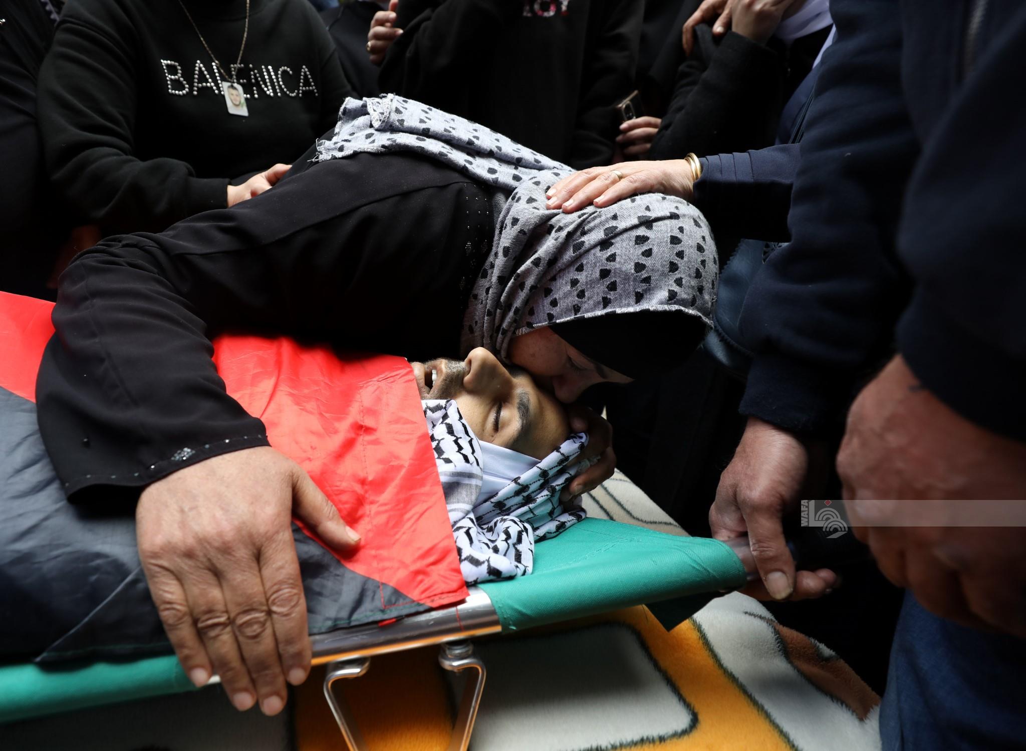 تشييع جثمان الشهيد الخماش (عدسة: أيمن نوباني/وفا)