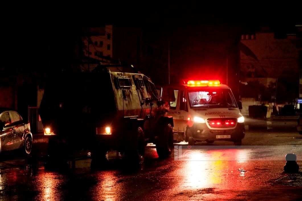 قوات الاحتلال الإسرائيلي تعيق حركة مركبات الإسعاف خلال اقتحامها مدينة جنين ومخيمها (تصوير: محمد منصور/وفا)