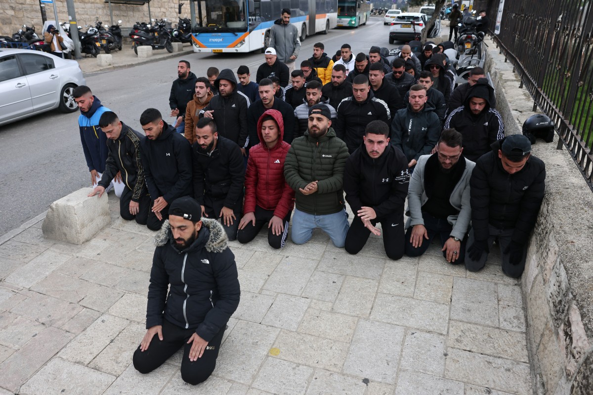 مواطنون يؤدون صلاة الجمعة في حي رأس العمود بسبب منعهم من الوصول إلى المسجد الأقصى (عدسة:ا.ف.ب)