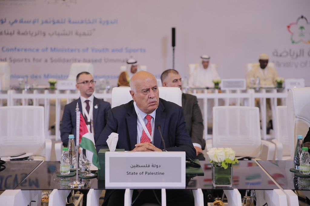 رئيس المجلس الأعلى للشباب والرياضة الفريق جبريل بالرجوب خلال مشاركته في المؤتمر 