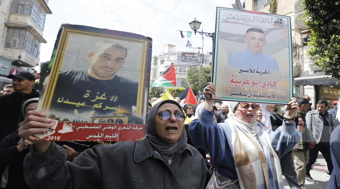 رام الله - مشاركون في فعالية يوم الأسير الفلسطيني على دوار المنارة/ تصوير: بهاء نصر