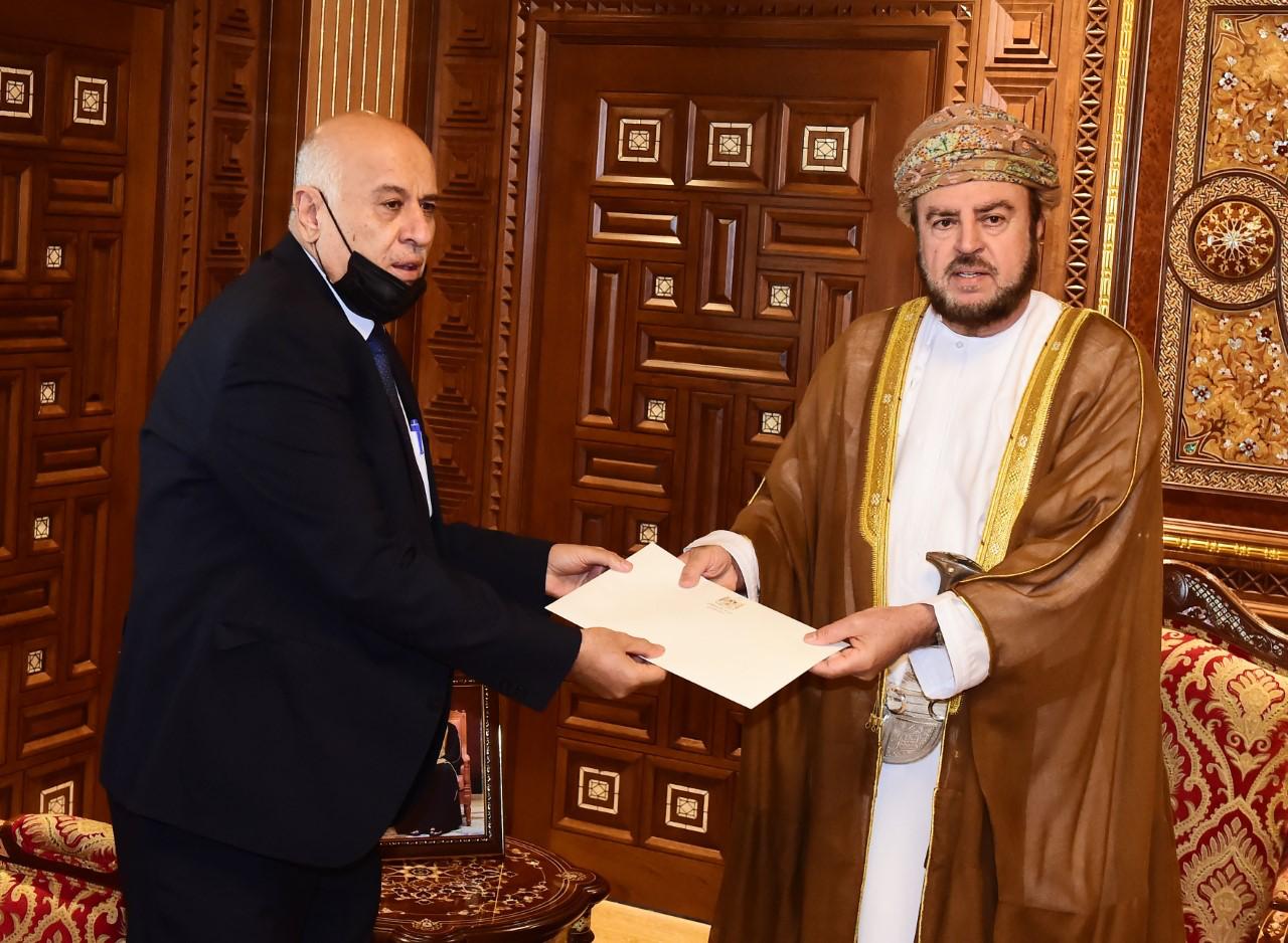 اللواء الرجوب خلال تسليمه الرسالة للممثل الخاصّ لسلطان عُمان أسعد بن طارق آل سعيد