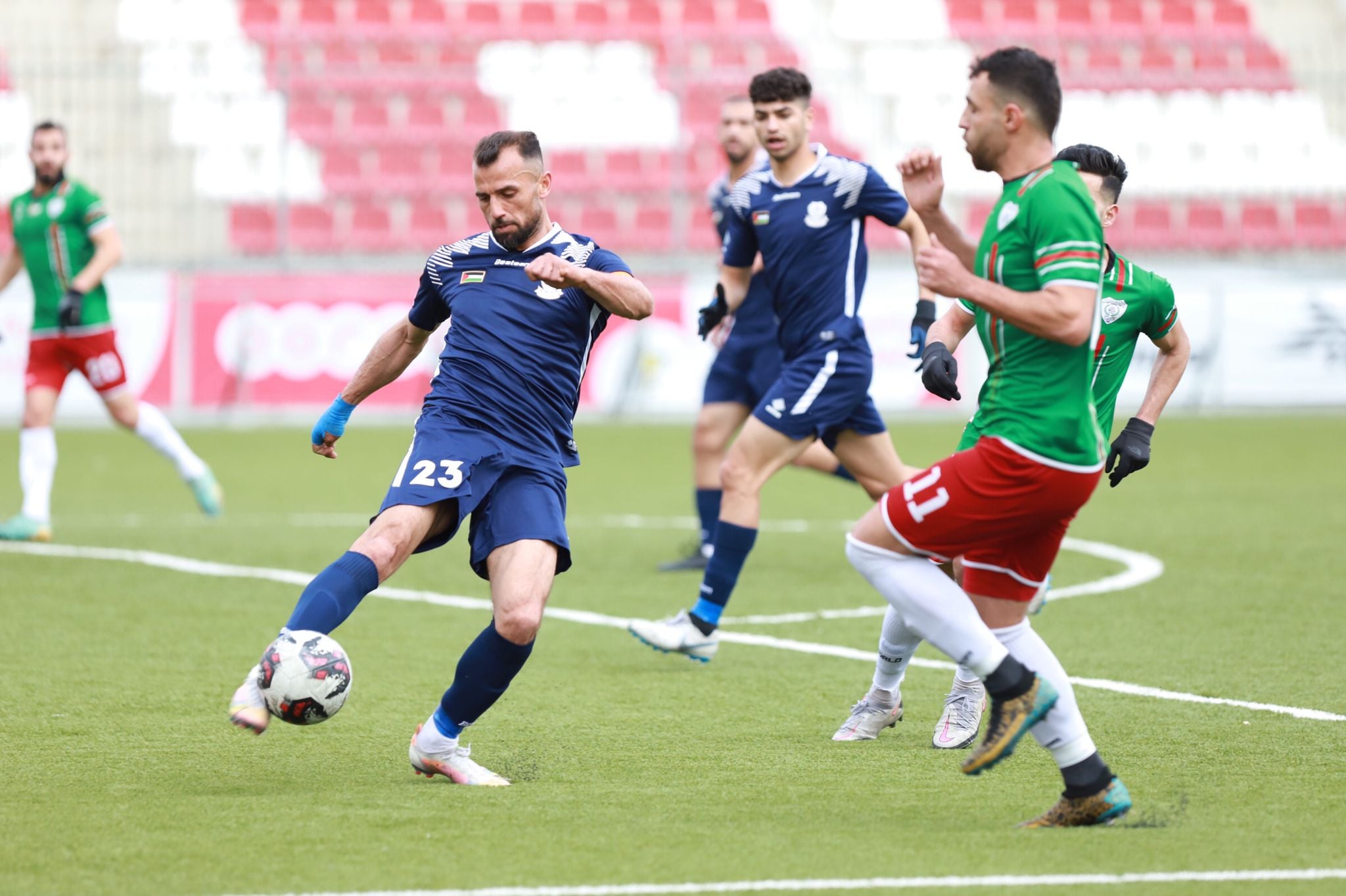 جانب من مباراة "شباب الأمعري" و"ثقافي طولكرم" على استاد فيصل الحسيني في بلدة الرام شمال القدس المحتلة