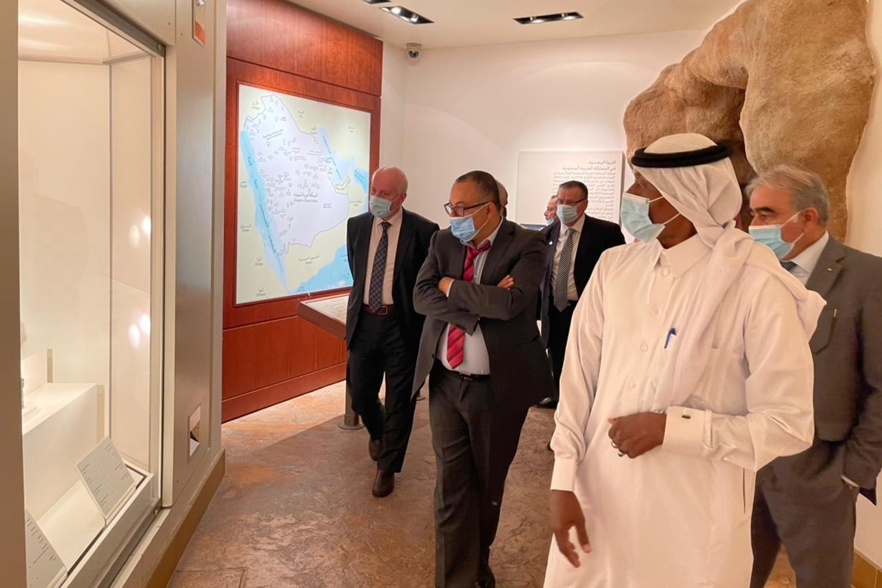 وزير الثقافة عاطف أبو سيف خلال جولته في المتحف الوطني السعودي