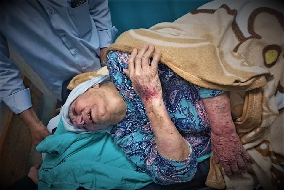 المناضلة أم جبر وشاح على سرير الشفاء عقب اعتداء ميليشيا حماس عليها 
