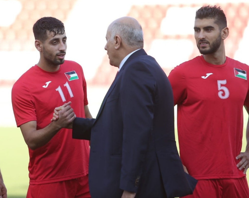 الفريق جبريل الرجوب يصافح لاعب منتخبنا الوطني عدي الدباغ (صورة أرشيفية)