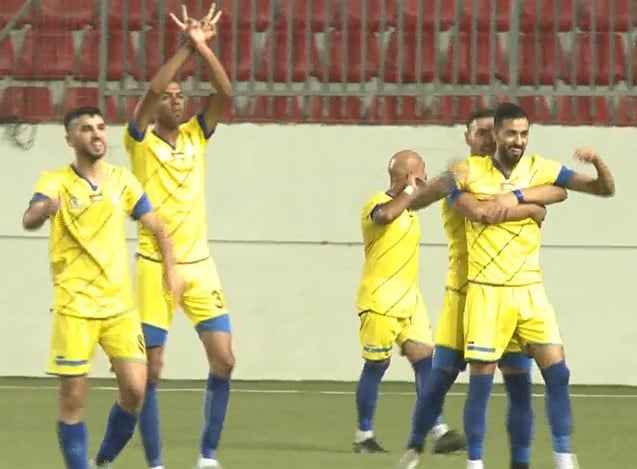 لاعبو "مركز بلاطة" يحتفلون بتسجيل هدف المباراة الوحيد