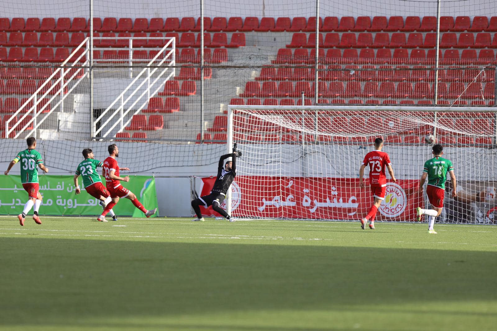 جانب من مباراة "مؤسسة البيرة" و"شباب الأمعري" على استاد فيصل الحسيني في بلدة الرام شمال القدس المحتلة