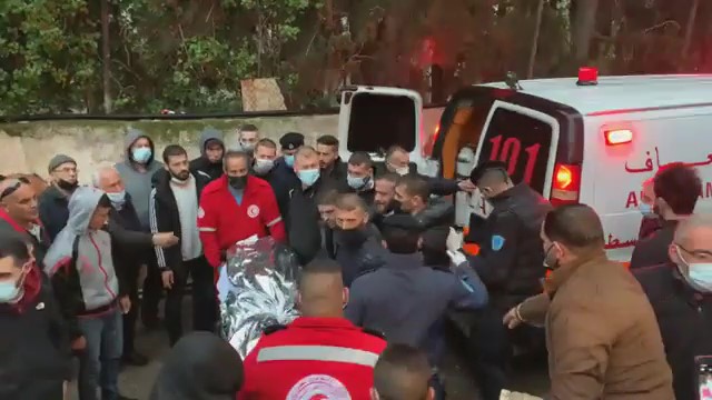 وصول جثمان الشهيد خالد نوفل إلى مجمع فلسطين الطبي