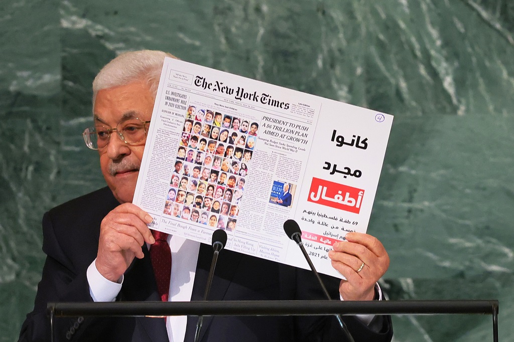 الرئيس محمود عباس خلال إلقائه الخطاب أمام الجمعية العامة للأمم المتحدة (تصوير: أ ف ب)