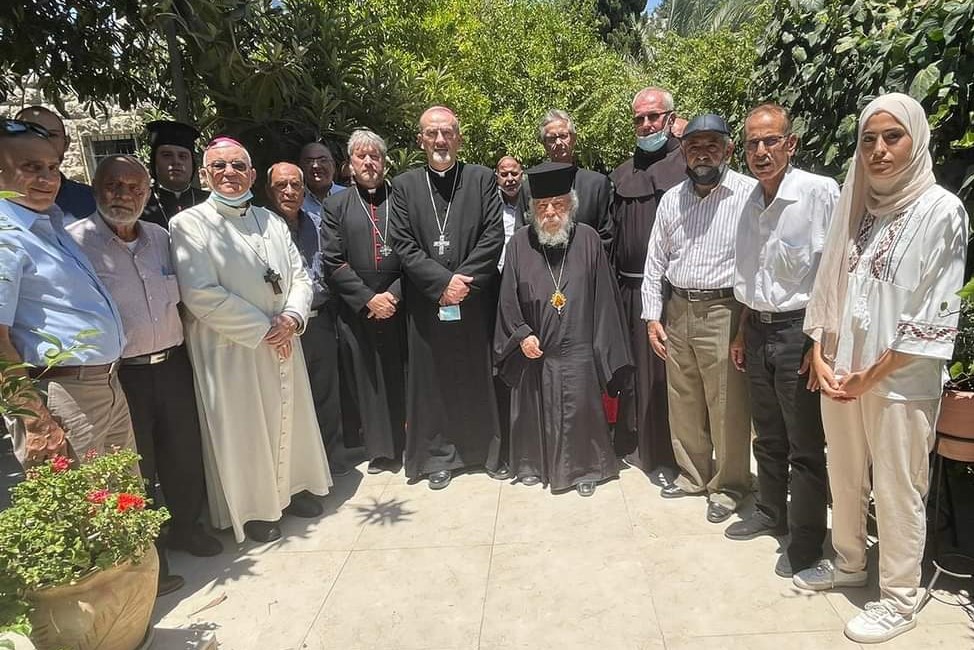 وفد من رؤساء الكنائس في القدس يتضامن مع الأهالي في حي الشيخ جرّاح