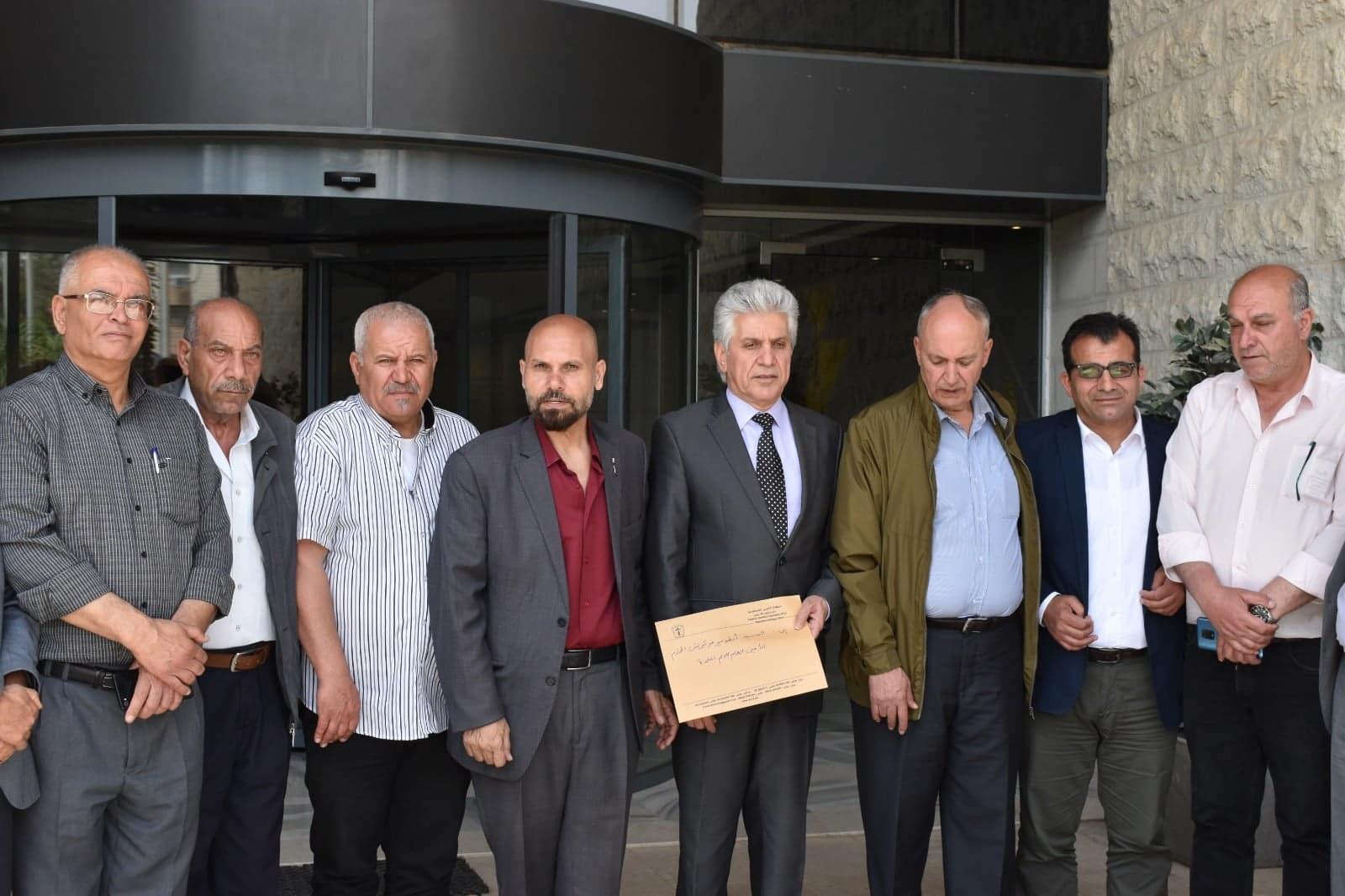 المستشار السياسي للأمم المتحدة في فلسطين باسم الخالدي خلال استلامه المذكرة من  وفد اللجنة الوطنية العليا لإحياء ذكرى النكبة