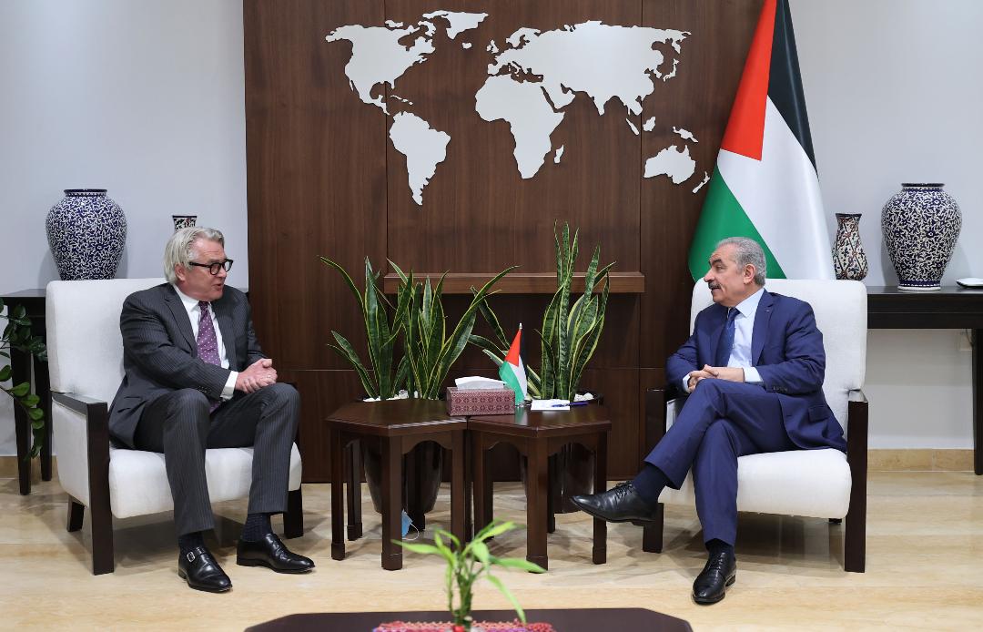 رئيس الوزراء محمد اشتية خلال لقائه المنسق الخاص للأمم المتحدة لعملية السلام في الشرق الأوسط تور وينسلاند