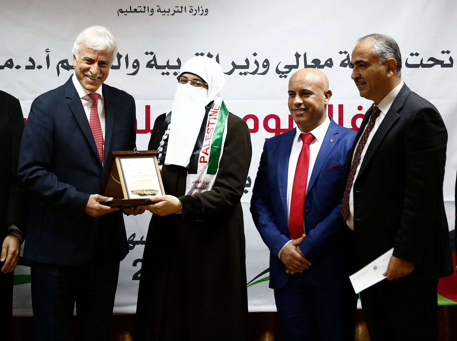 فوز المعلمة من مديرية تربية طولكرم نبأ أبو زيتون بلقب "معلم فلسطين للعام 2021" (عدسة: تامر بانا/وفا)