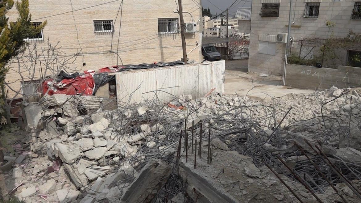  بلدية الاحتلال تجبر شقيقين على هدم منزليهما في جبل المكبر (تصوير: وفا)